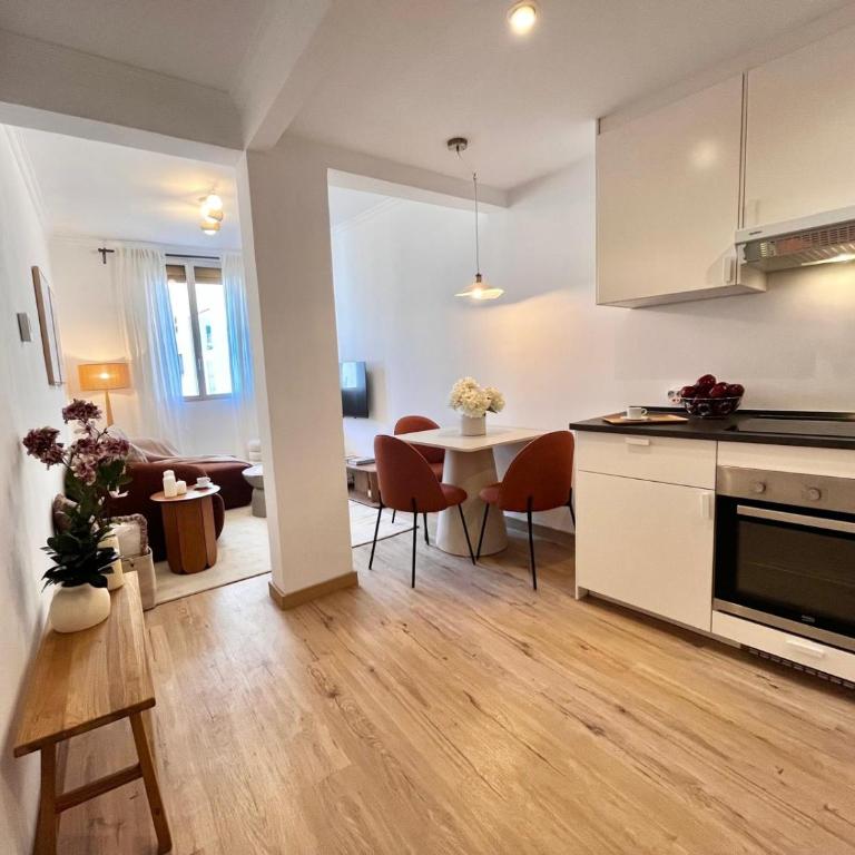 Comfy 1 BR Flat - Bright, Central & Calm - Apartment - 11