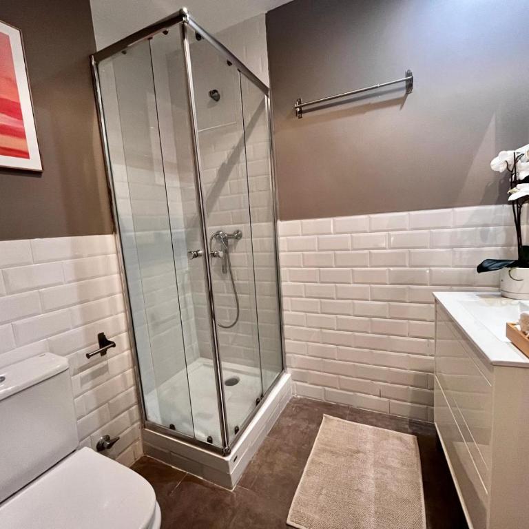 Comfy 1 BR Flat - Bright, Central & Calm - Apartment - 12