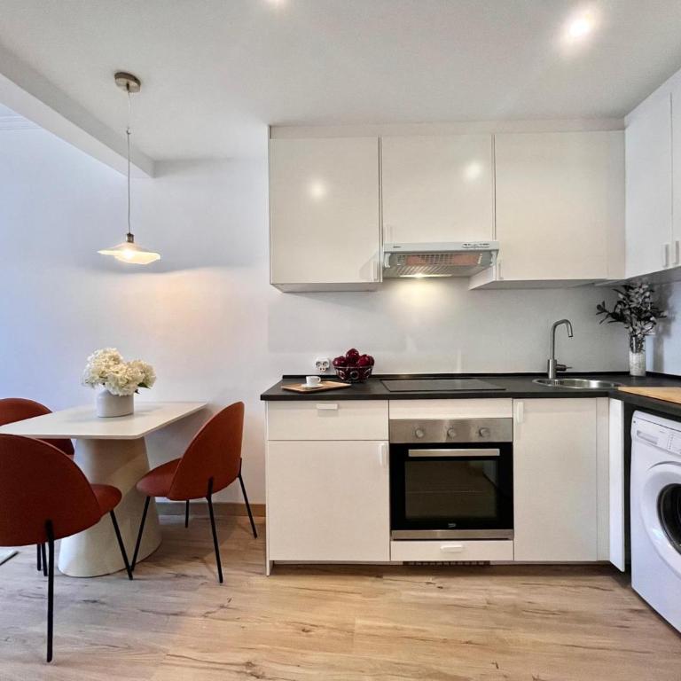 Comfy 1 BR Flat - Bright, Central & Calm - Apartment - 10