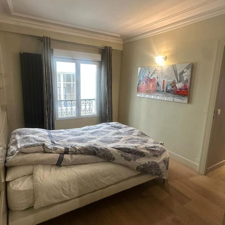 Bright apartment in the 8th arrondissement, Miromesnil, Super Central - Two-Bedroom Apartment - 2