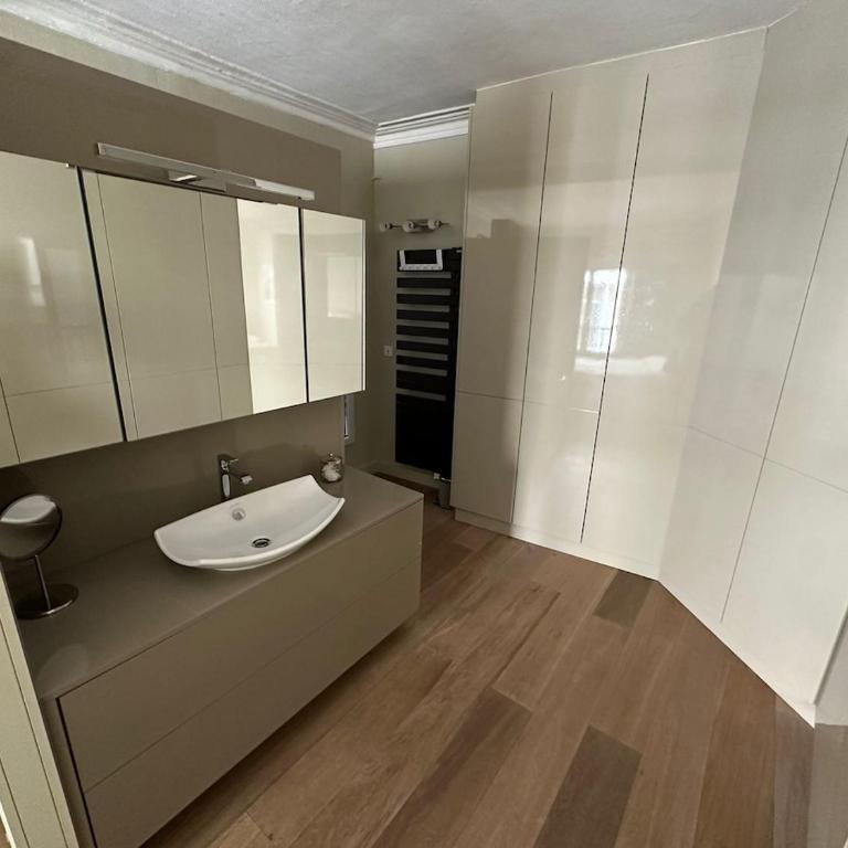 Bright apartment in the 8th arrondissement, Miromesnil, Super Central - Two-Bedroom Apartment - 7