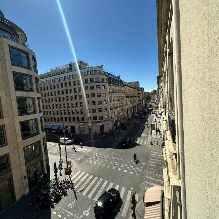 Bright apartment in the 8th arrondissement, Miromesnil, Super Central - Two-Bedroom Apartment - 9