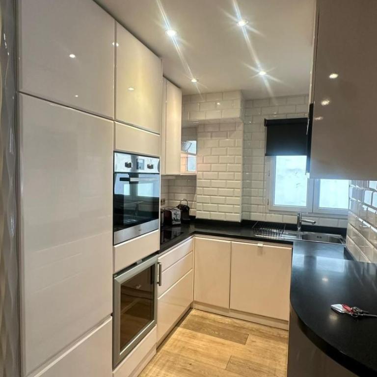 Bright apartment in the 8th arrondissement, Miromesnil, Super Central - Two-Bedroom Apartment - 10