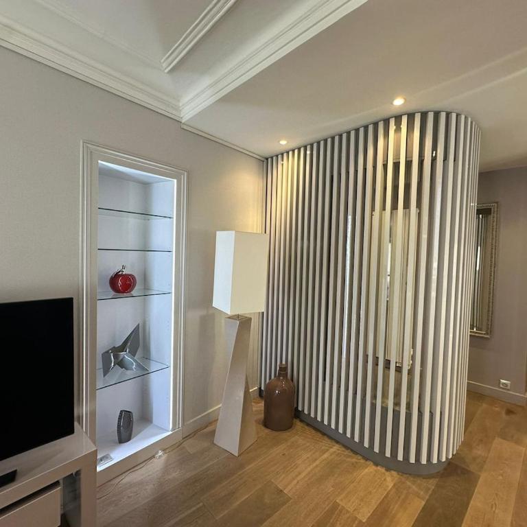 Bright apartment in the 8th arrondissement, Miromesnil, Super Central - Two-Bedroom Apartment - 11