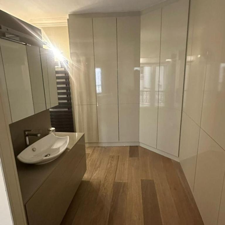 Bright apartment in the 8th arrondissement, Miromesnil, Super Central - Two-Bedroom Apartment - 12
