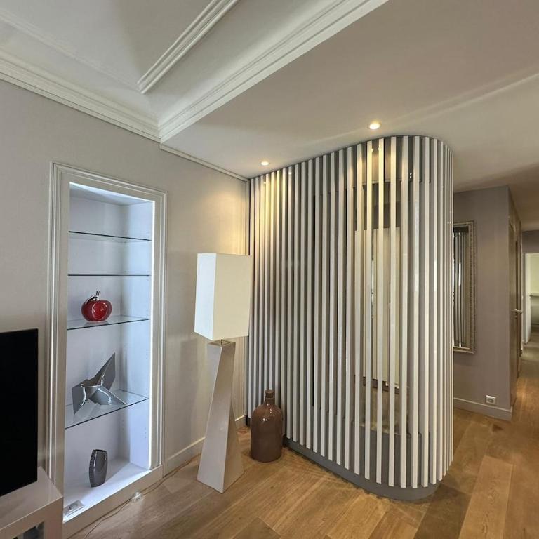 Bright apartment in the 8th arrondissement, Miromesnil, Super Central - Two-Bedroom Apartment - 13