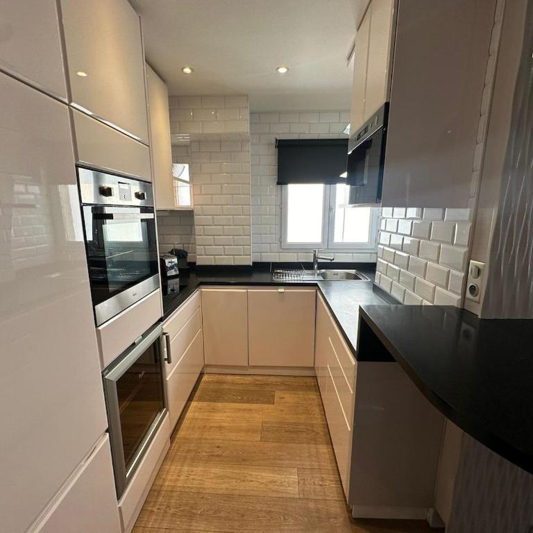 Bright apartment in the 8th arrondissement, Miromesnil, Super Central - Two-Bedroom Apartment - 15
