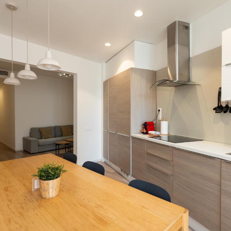 Decô Apartments Barcelona-Eixample - Three-Bedroom Deluxe Apartment - 1