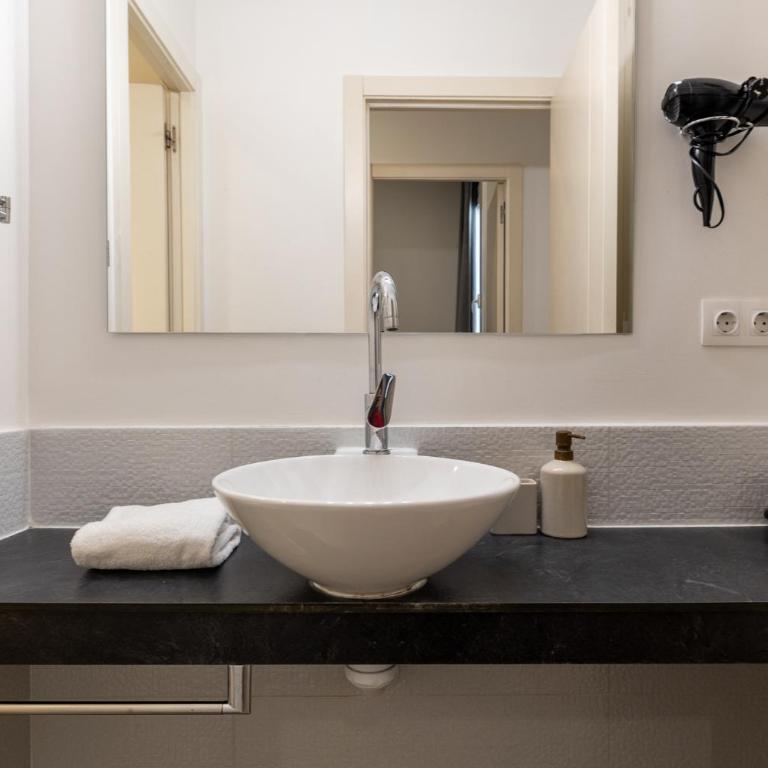 Decô Apartments Barcelona-Eixample - Three-Bedroom Deluxe Apartment - 31