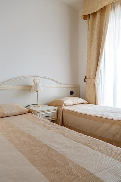 Hotel Villa Sofia - Camera Doppia con Letti Singoli con Doccia - 8