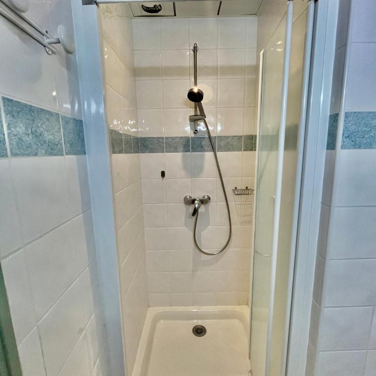 Le Grand Refuge - Chambre 11 - 3 personnes - Chambre Familiale avec Salle de Bains - 7