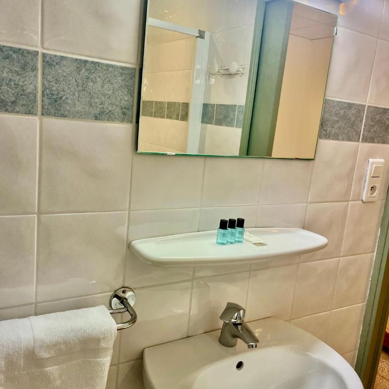 Le Grand Refuge - Chambre 11 - 3 personnes - Chambre Familiale avec Salle de Bains - 8