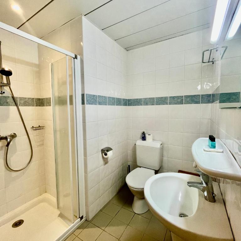 Le Grand Refuge - Chambre 11 - 3 personnes - Chambre Familiale avec Salle de Bains - 11