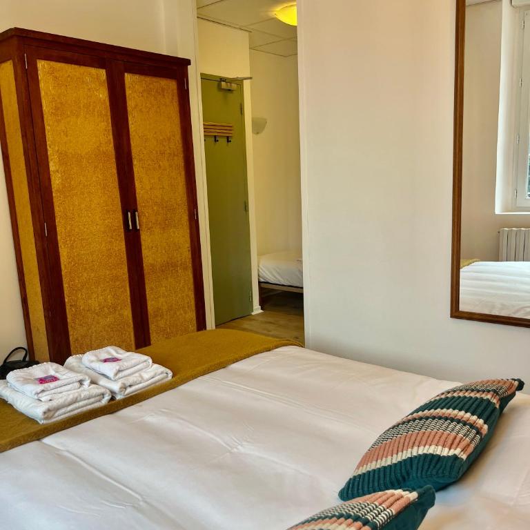 Le Grand Refuge - Chambre 11 - 3 personnes - Chambre Familiale avec Salle de Bains - 12