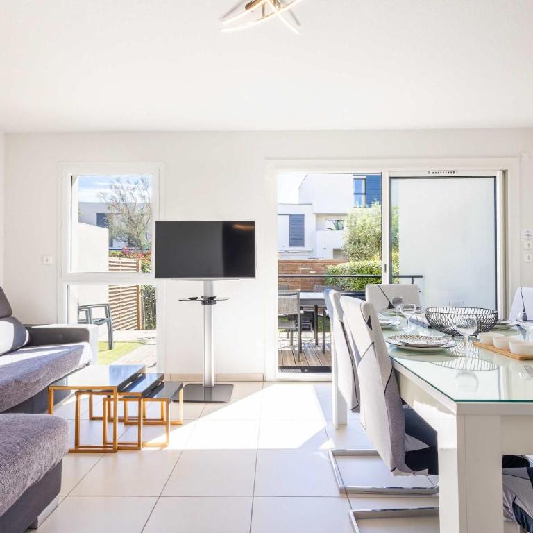 Spacieuse villa moderne à 500m de la plage dans une résidence - Villa - 4