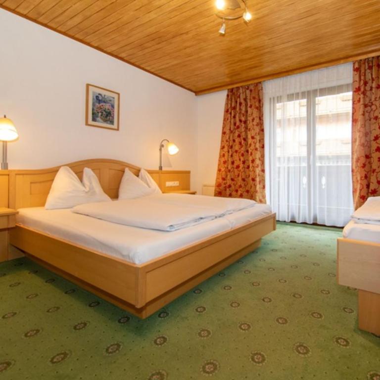 Pension Mozart by AlpenTravel - Basic Dreibettzimmer - 1