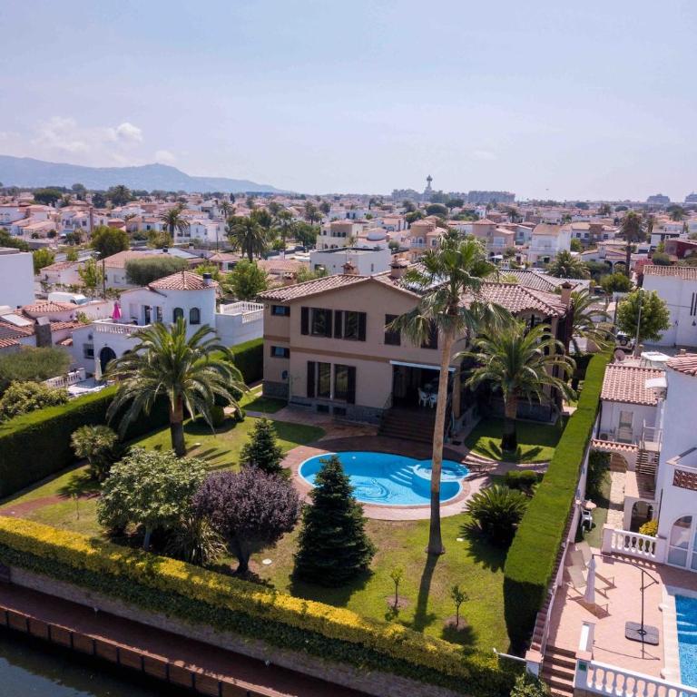 Milenial Immo - Luxury Canal Villa with Private Mooring - Villa - 3