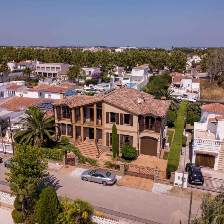 Milenial Immo - Luxury Canal Villa with Private Mooring - Villa - 8