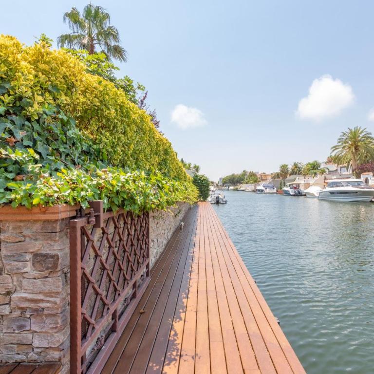 Milenial Immo - Luxury Canal Villa with Private Mooring - Villa - 46