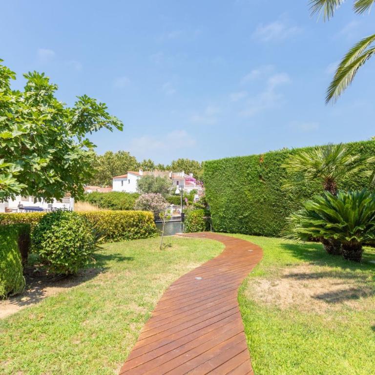 Milenial Immo - Luxury Canal Villa with Private Mooring - Villa - 27