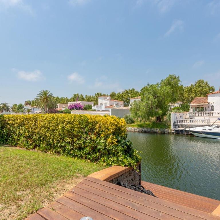 Milenial Immo - Luxury Canal Villa with Private Mooring - Villa - 55