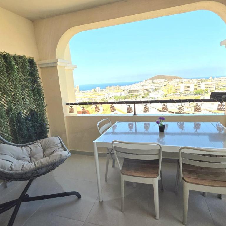 Family apartment in Los Cristianos 3 bed - 2 bath, heated-pool - Apartamento de 3 dormitorios - 2