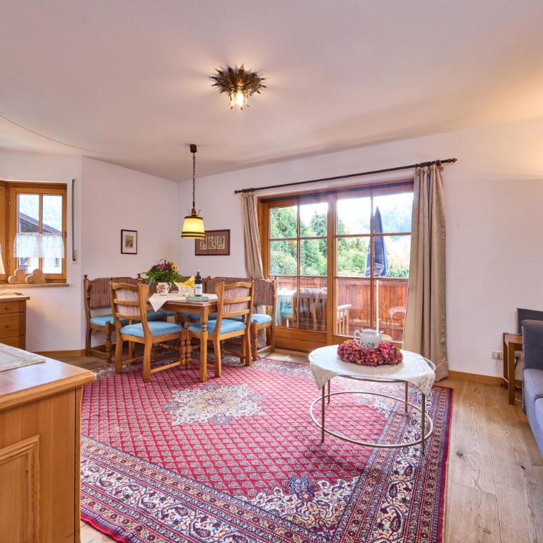 Herzstücke Ferienwohnungen - Apartment mit 1 Schlafzimmer, Balkon und Bergblick - 1