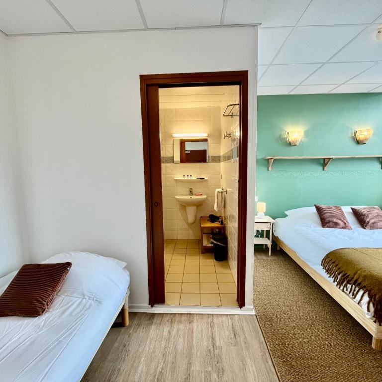 Le Grand Refuge - Chambre 21 - 3 personnes - Chambre Familiale avec Salle de Bains - 9