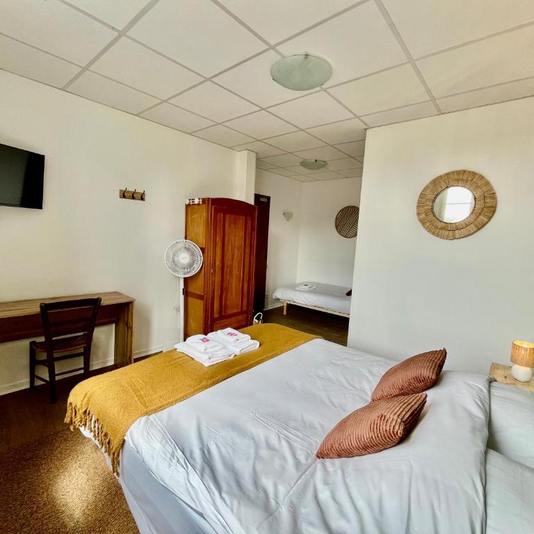 Le Grand Refuge - Chambre 21 - 3 personnes - Chambre Familiale avec Salle de Bains - 8