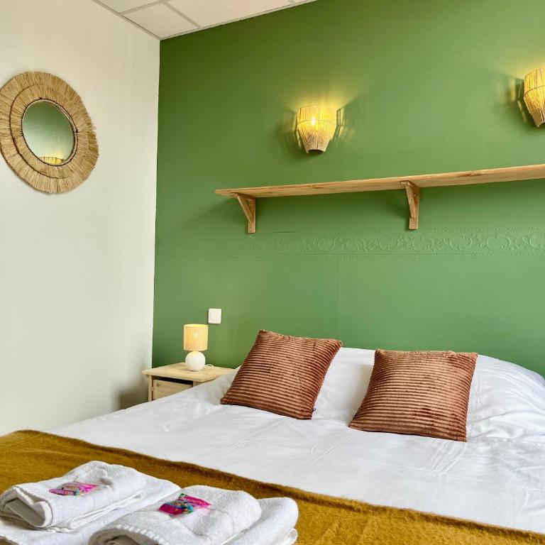 Le Grand Refuge - Chambre 21 - 3 personnes - Chambre Familiale avec Salle de Bains - 2