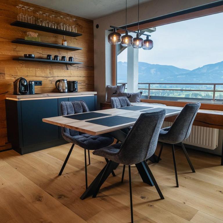 Luxus Suite mit Zirbensauna, Alpenblick und Pool - Deluxe-Apartment mit 2 Schlafzimmern und Gartenblick - 1