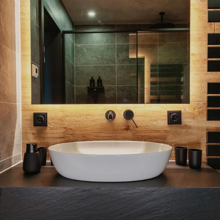 Luxus Suite mit Zirbensauna, Alpenblick und Pool - Deluxe-Apartment mit 2 Schlafzimmern und Gartenblick - 16