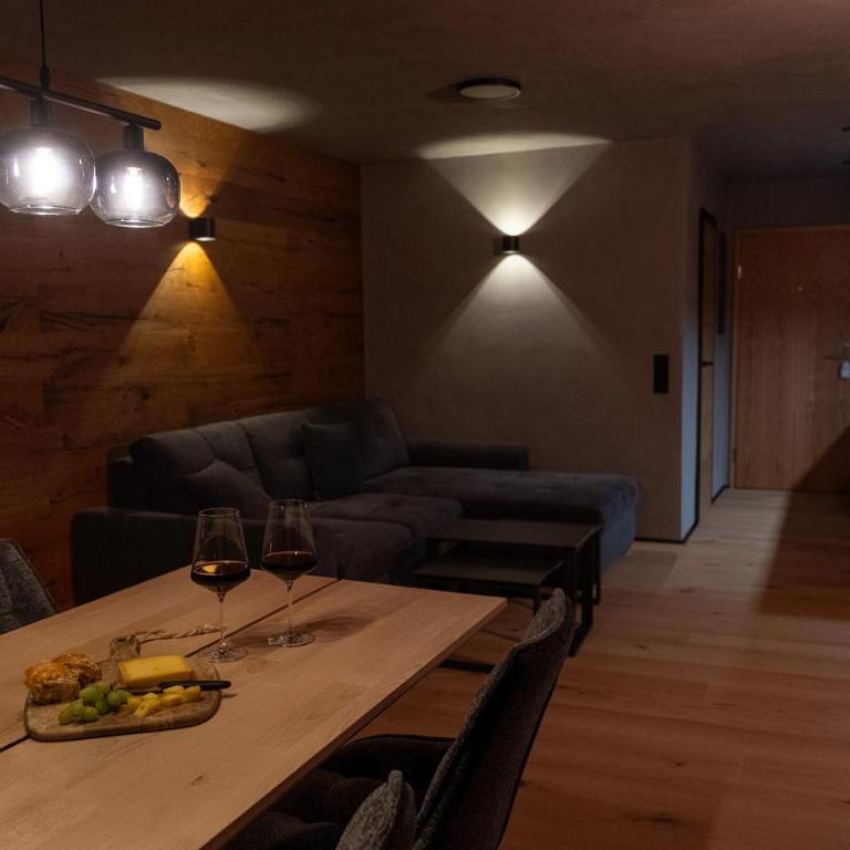 Luxus Suite mit Zirbensauna, Alpenblick und Pool - Deluxe-Apartment mit 2 Schlafzimmern und Gartenblick - 13