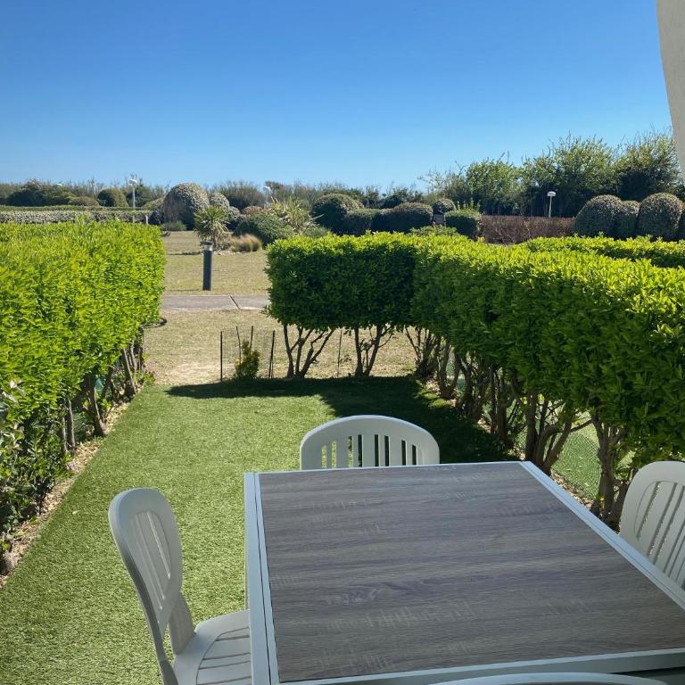 Vittoria Immobilier 8 - REGLEMENT SUR PLACE - chèques vacances acceptés - Two-Bedroom Apartment with Terrace and Sea View - 2
