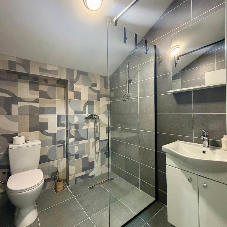 1-Bedroom apartment with mountain view and free parking - One-Bedroom Apartment - 7