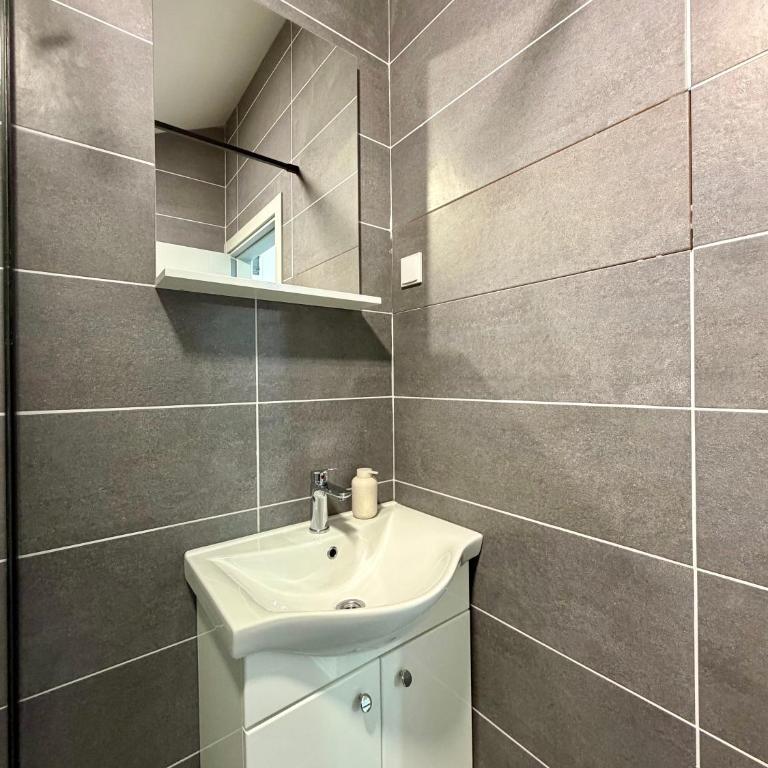 1-Bedroom apartment with mountain view and free parking - One-Bedroom Apartment - 8