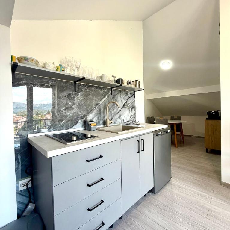 1-Bedroom apartment with mountain view and free parking - One-Bedroom Apartment - 13