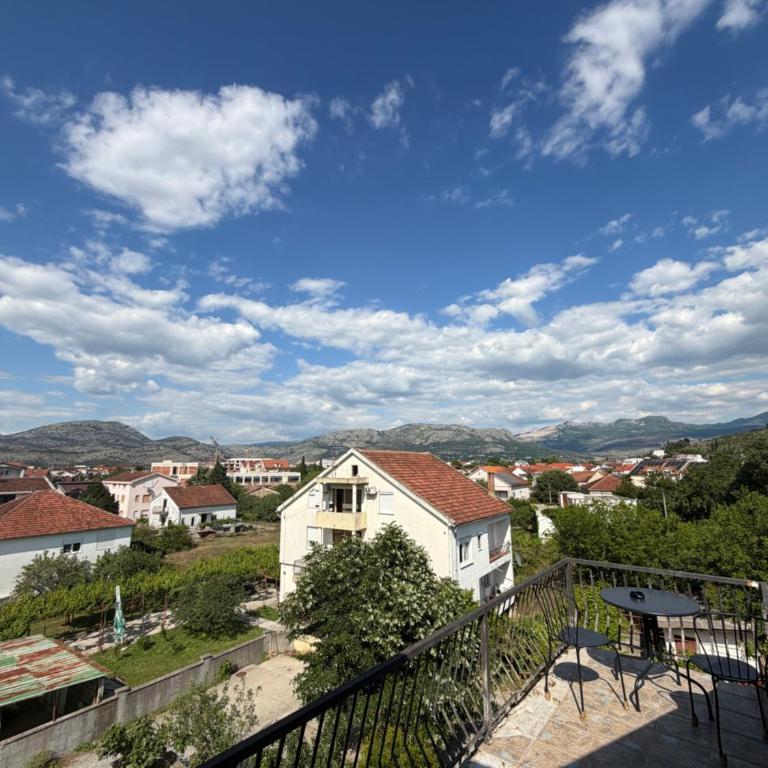 1-Bedroom apartment with mountain view and free parking - One-Bedroom Apartment - 15