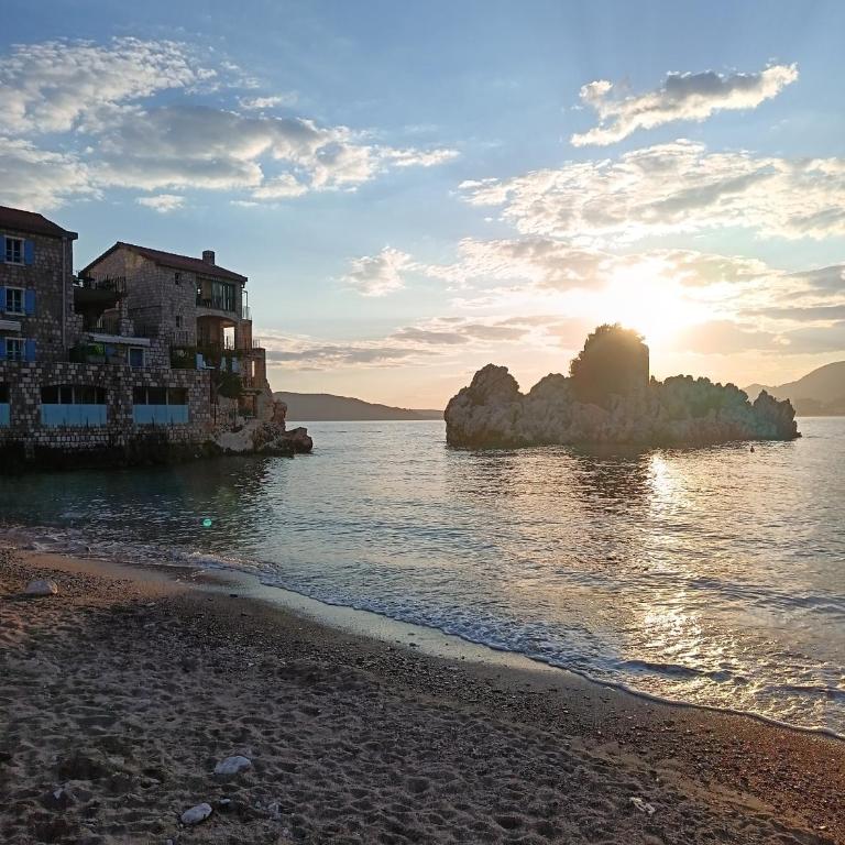 Valiya Residences Bečići - Two-Bedroom Deluxe Apartment with Ocean View - 11