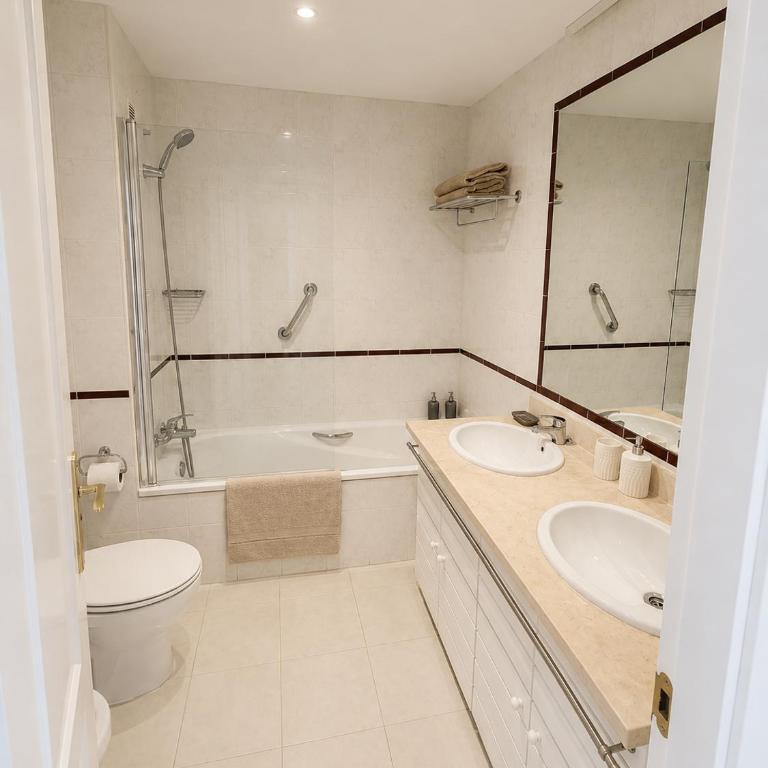 Luminoso apartamento con piscina y terraza en Benalmádena - Apartamento de 2 dormitorios con terraza - 10