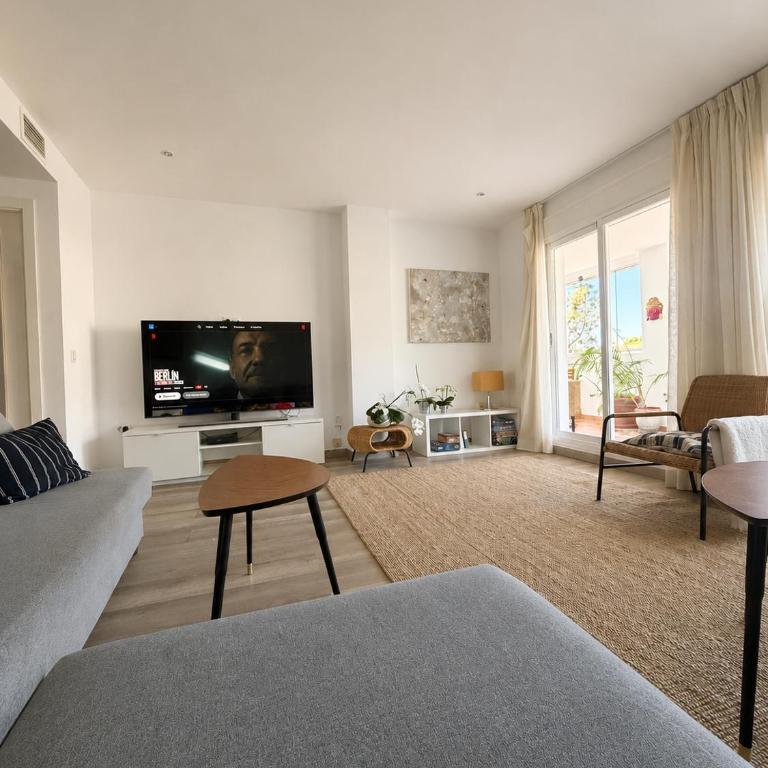 Luminoso apartamento con piscina y terraza en Benalmádena - Apartamento de 2 dormitorios con terraza - 15