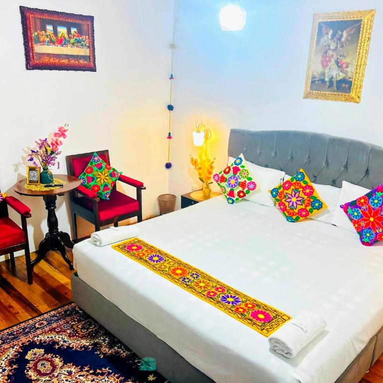 Hotel Casona Ecoterra Cusco - Habitación con cama extragrande y vistas al jardín - 3