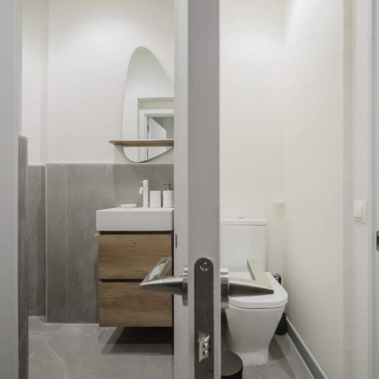 Elegant and Spacious Apartment Steps from Plaza Catalunya - Four-Bedroom Deluxe Apartment - 3