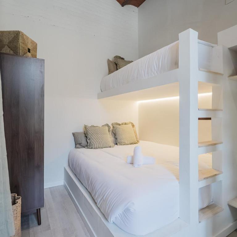 Elegant and Spacious Apartment Steps from Plaza Catalunya - Four-Bedroom Deluxe Apartment - 12