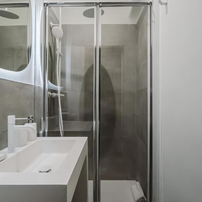 Elegant and Spacious Apartment Steps from Plaza Catalunya - Four-Bedroom Deluxe Apartment - 13