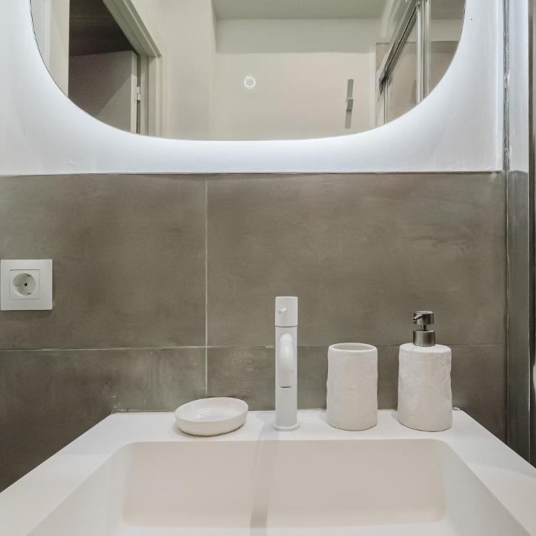 Elegant and Spacious Apartment Steps from Plaza Catalunya - Four-Bedroom Deluxe Apartment - 14