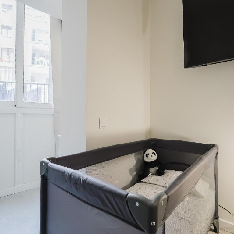 Elegant and Spacious Apartment Steps from Plaza Catalunya - Four-Bedroom Deluxe Apartment - 19