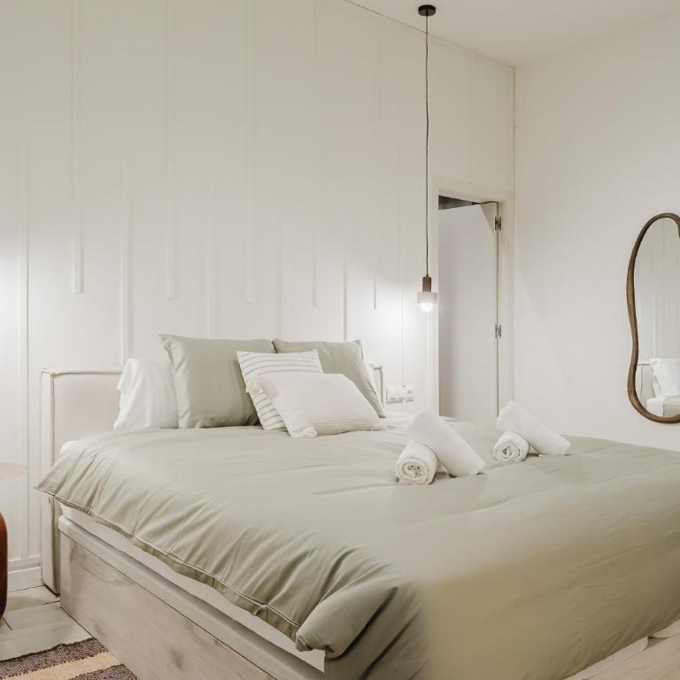Elegant and Spacious Apartment Steps from Plaza Catalunya - Four-Bedroom Deluxe Apartment - 21