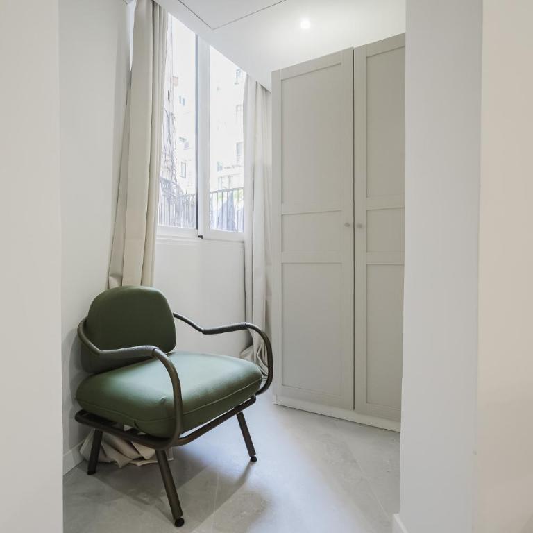 Elegant and Spacious Apartment Steps from Plaza Catalunya - Four-Bedroom Deluxe Apartment - 23