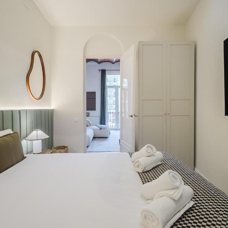 Elegant and Spacious Apartment Steps from Plaza Catalunya - Four-Bedroom Deluxe Apartment - 29